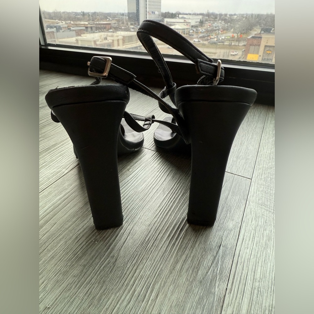 So Me Black Strappy Toe-Loop Heeled Sandals size 7 comes with gift. - Picture 4 of 16